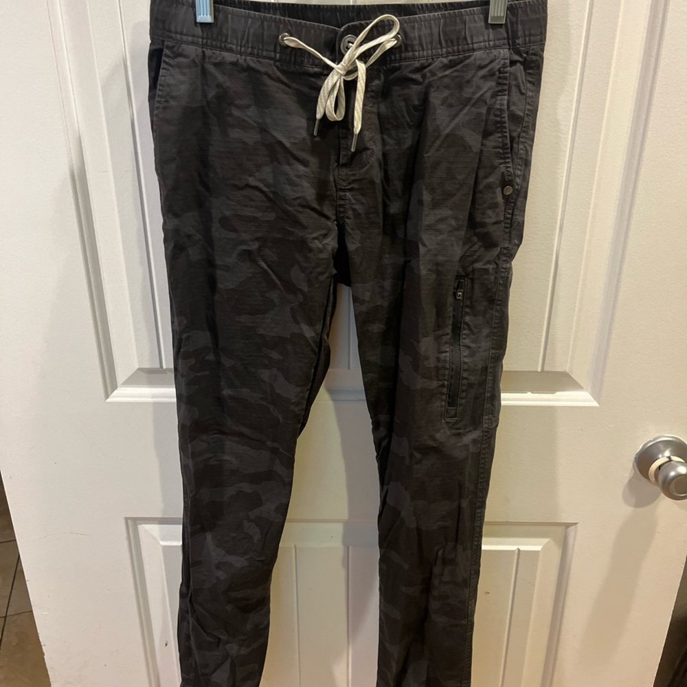Vuori women’s Dark Grey Camo Cargo Pants with Drawstring Size S